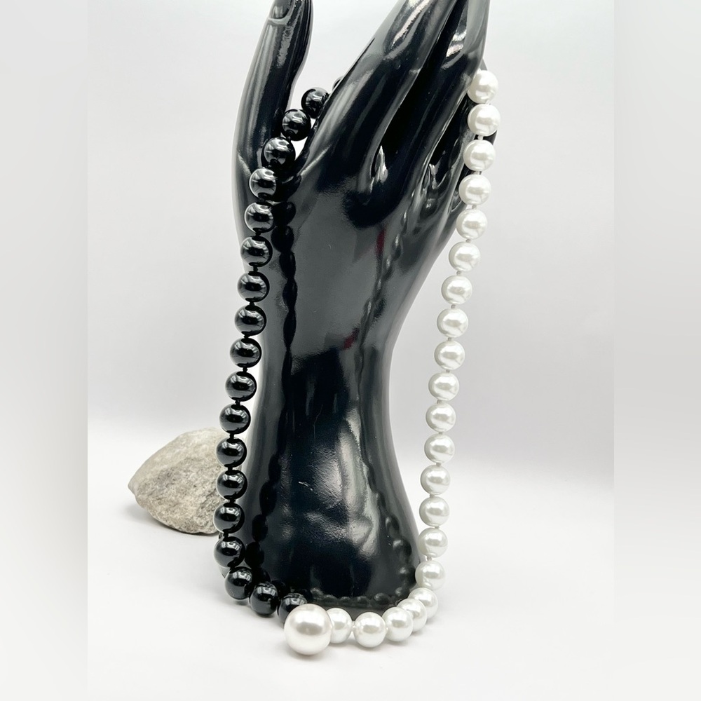 BLACK/WHITE SHELL PEARL NECKLACE
